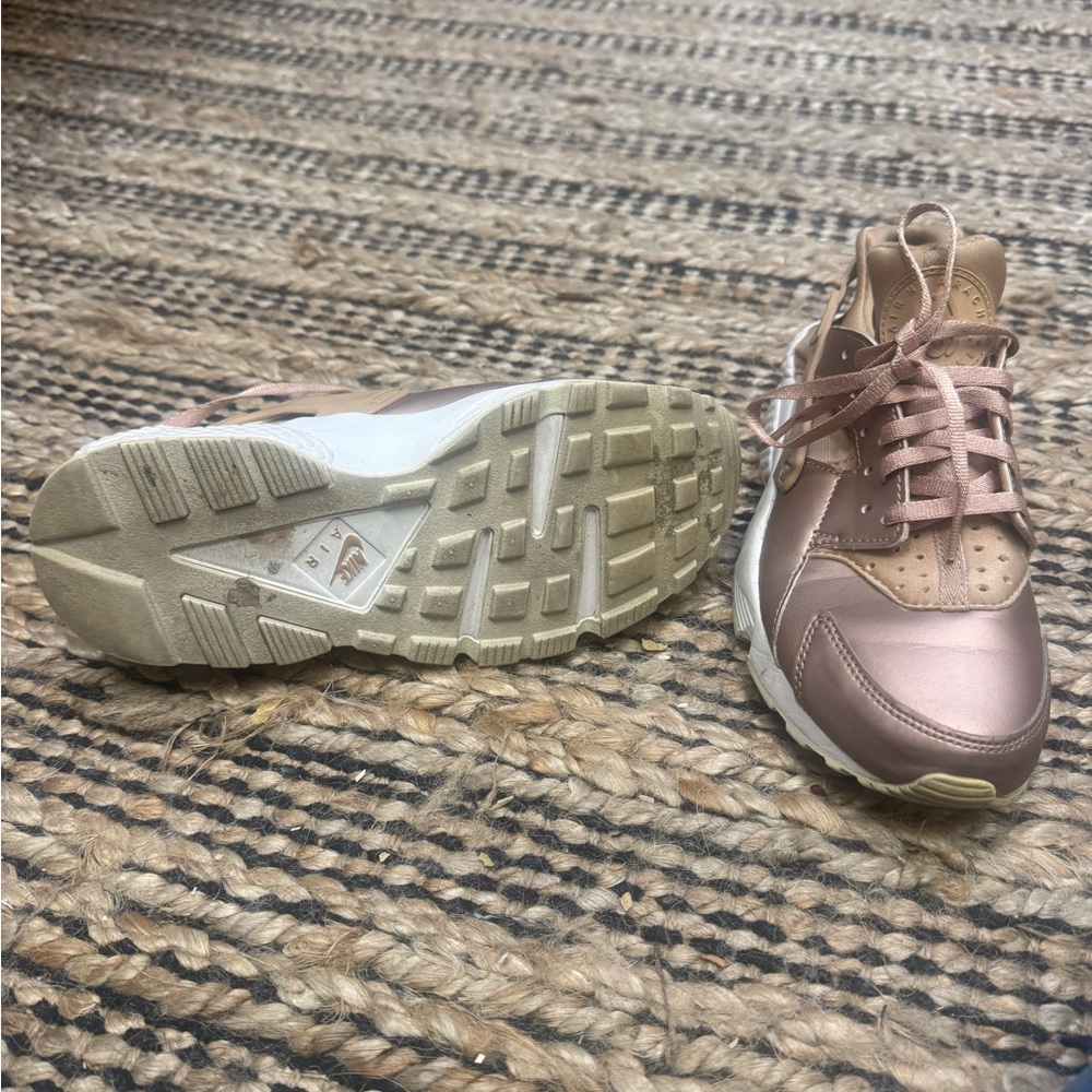 Nike Women's Sneakers in Rose Gold and Beige Nike huarache - Picture 9 of 9